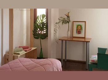 Roomgo PT - Quarto soalheiro, com pátio, perto da praia e transportes, Lisboa - 500 € Por mês