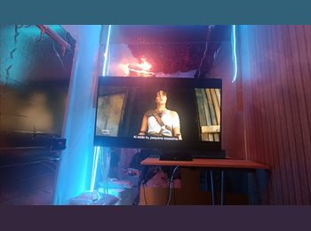 Roomgo PT - Quartos Individuais, Duplos e Triplo com TV, Netflix, WiFi, AC e Contrato, Lisboa - 350 € Por mês