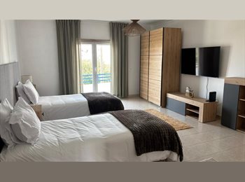 Roomgo PT - Quarto de 20m2 com varanda e TV 370Eur, Portugal - 370 € Por mês
