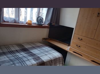 Roomgo UK - Well kitted out single room, Hightown - £325 pcm