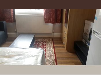 Roomgo UK - Double  Room / Single Occupancy/Working People, Feltham - £600 pcm