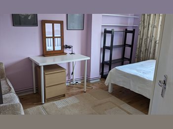 Roomgo UK - Double room in Southfilds, Southfields - £799 pcm