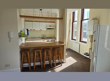 Roomgo UK - Superb and comfortable 2 bedroom flat, very close to the city centre, available for immediate rent, Anderston - £1,300 pcm