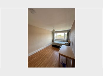 Roomgo UK - BRIGHT&AFFORDABLE LARGE DOUBLE  ROOM £165pw, Mottingham - £165 pcm