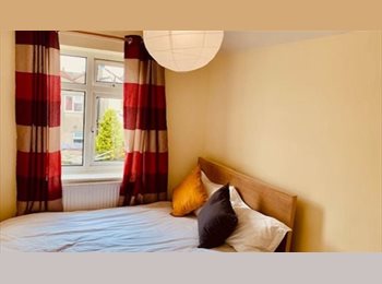 Roomgo UK - Room 10 minutes from Cabot Circus, St Judes - £600 pcm