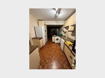 Roomgo UK - Comfortable Double Rooms to Rent in KT20, Tadworth - £750 pcm