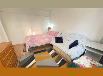 Roomgo UK - Double room to rent in ex council flat share, Shepherds Bush - £600 pcm