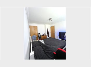Roomgo UK - Double Room - Newly Refurbished House | Horsham, Horsham - £850 pcm