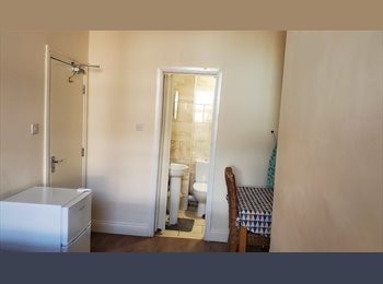 Roomgo UK - Private Full Ensuite Bedroom  – £580 PCM-All Bills Inclusive-No Agents, Heaton - £580 pcm