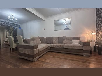 Roomgo UK - Friendly Home Offering a Lovely Room to Rent, Chadwell Heath - £700 pcm