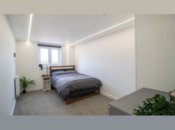 Roomgo UK - Large double en suite room, all bills included, Eastleigh - £790 pcm
