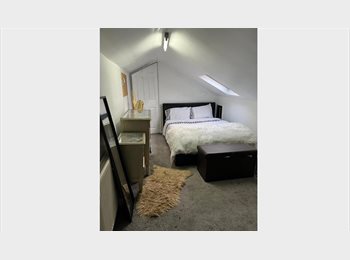 Roomgo UK -  Lovely Room to Rent – Female Only , Salford - £600 pcm