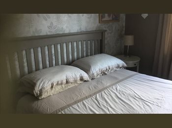 Roomgo UK - Large room quite location, Lingfield - £760 pcm