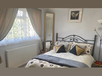 Roomgo UK - Double room in quiet home - Bills included, Crawley - £850 pcm