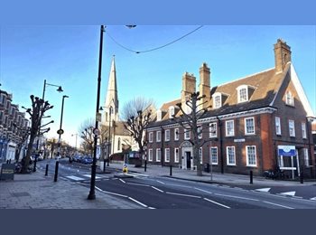 Roomgo UK - 1 room available in newly refurbished flat on St John's Hill, Clapham Junction, Battersea - £1,000 pcm