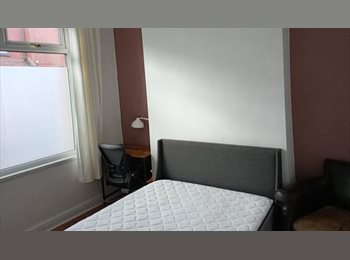 Roomgo UK - Lovely furnished double room available., New Moston - £575 pcm