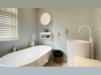 Roomgo UK - Luxury self contain with unlimited wifi available, Cambridge Heath - £570 pcm