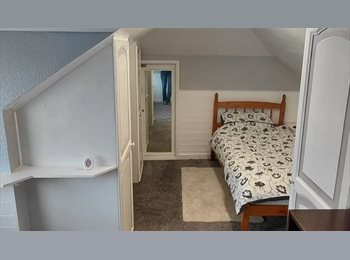 Roomgo UK - Lg single bedroom to rent(180 bond), Mirfield - £480 pcm