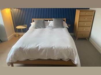 Roomgo UK - Beautiful Bright En-suite room, Lingfield - £795 pcm