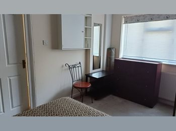 Roomgo UK - SPACIOUS DOUBLE BEDROOM WITH KITCHEN, West Molesey - £900 pcm