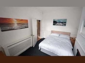 Roomgo UK - Modern Large Double Bedroom with Smart TV, Grimsby - £450 pcm