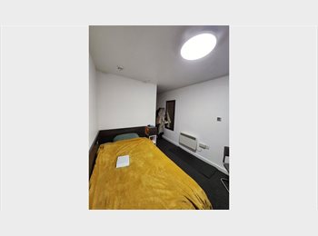 Roomgo UK - Ensuite Room available, Ardwick Green - £808 pcm