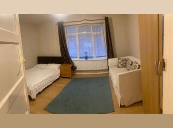 Roomgo UK - Big Double Bedroom in Kingston – Available Now, Norbiton - £650 pcm