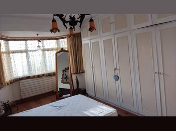 Roomgo UK - Large furnished dubble room in nice area cockfosters, Cockfosters - £900 pcm