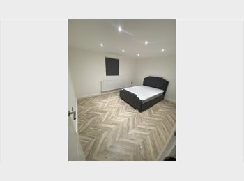 Roomgo UK - Double room to rent for a female!!!, Slough - £650 pcm