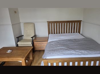 Roomgo UK - Fully furnished double bedroom with private shower and toilet, Slough - £750 pcm