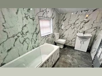 Roomgo UK - Lovely double room- great house share, Ashton-under-Lyne - £700 pcm