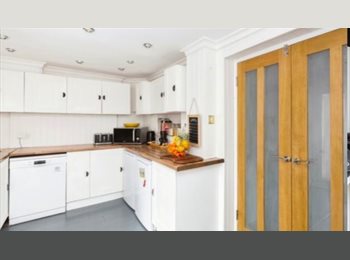 Roomgo UK - extra large ensuite room, Barking - £1,200 pcm