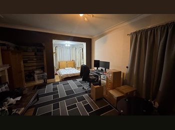 Roomgo UK - Fully Furnished Spacious Double Bedroom - Bromley, Bromley - £633 pcm