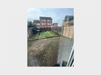 Roomgo UK - Student house looking for another housemate, Thamesmead - £800 pcm