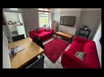 Roomgo UK - Double bedroom in spacious house bills included, Lancaster - £480 pcm