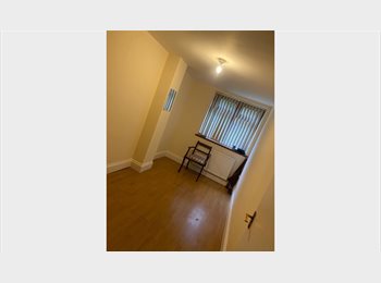 Roomgo UK - Double Room available to rent in Rochdale, Rochdale - £550 pcm