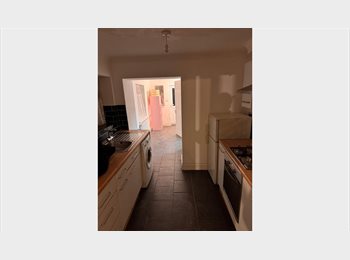 Roomgo UK - Spacious 3 bedroom house to let located in Enfield, EN3., Freezywater - £2,400 pcm