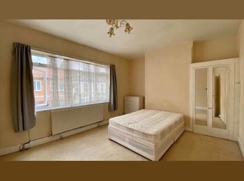 Roomgo UK - Huge Double Room 4.9m x 3.5m | Bills Inc | Stratford E15, West Ham - £995 pcm