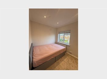Roomgo UK - Double room for rent near Hersham station £750, Walton-on-Thames - £699 pcm