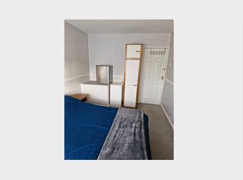 Roomgo UK - Double room in landlady's home, Woking - £600 pcm