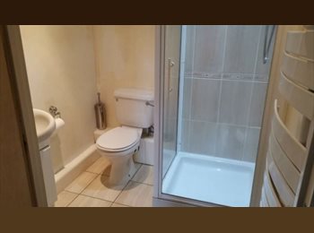 Roomgo UK - Ensuite Room – Heathrow Professionals – Feltham, Feltham - £949 pcm