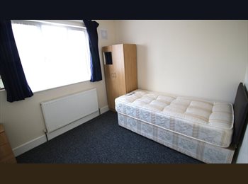 Roomgo UK - Medium size room in Hendon, NW4, Brent Cross - £671 pcm
