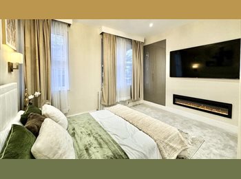 Roomgo UK - Luxury Home Room Available with Ensuite and media wall, Orrell Park - £750 pcm