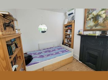 Roomgo UK - Cosy double-room to rent in Finchley Central, Finchley - £875 pcm