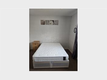 Roomgo UK - one bedroom house to rent in chatham kent, Chatham - £1,100 pcm