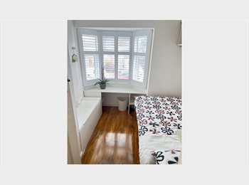 Roomgo UK - Bright single Room in Friendly Semi-Detached Home – KT8 2TQ | £200 per week (All Bills Included), West Molesey - £200 pcm