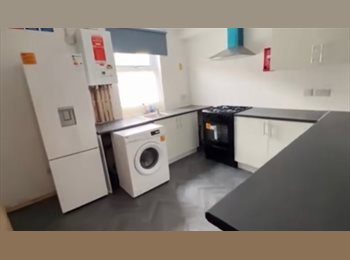 Roomgo UK - Double ensuite room with own toilet to rent in town Center, High Town - £620 pcm