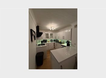 Roomgo UK - Double Room with Separate Full Bathroom - Purley, Sanderstead - £1,000 pcm