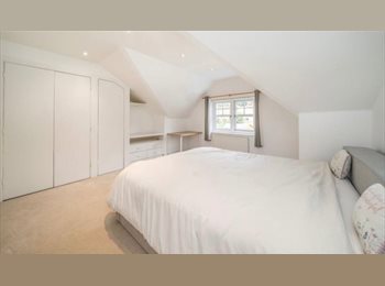 Roomgo UK - Beautiful smart Town house in South Croydon, Waddon - £1,000 pcm