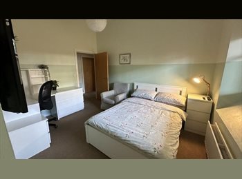 Roomgo UK - Beautiful huge room with en suite and office, Gosport - £785 pcm